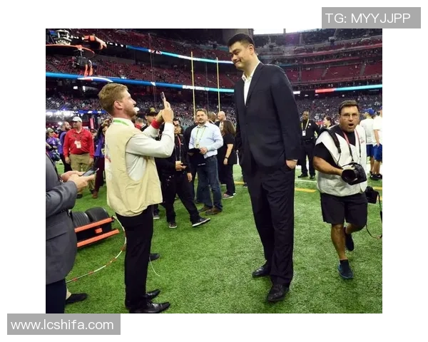 足球明星姚明的身高究竟有多高引发了球迷们的热议与关注